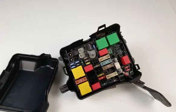 Peugeot 208 Fuse module 9804848480