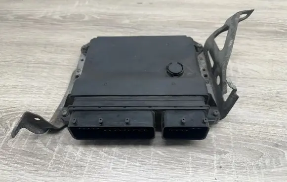 Toyota Avensis T270 Engine control unit/module 8966105F20 MB2759004732