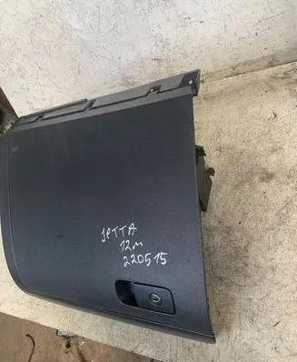 Volkswagen Jetta VI Glove box