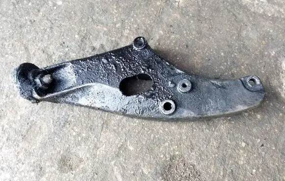 BMW 5 E39 Engine mounting bracket