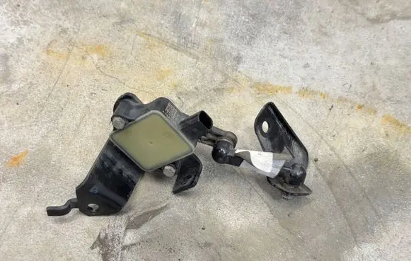 Ford Mustang VI Rear air suspension level height sensor FR3V5A967