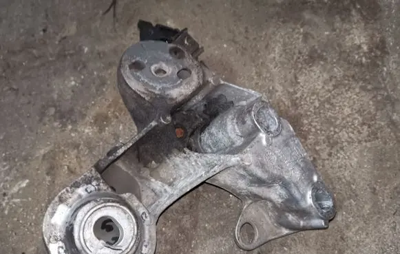 Audi A4 S4 B7 8E 8H Engine mounting bracket 8E0199352N