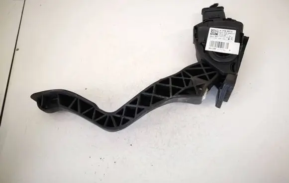 Accelerator throttle pedal