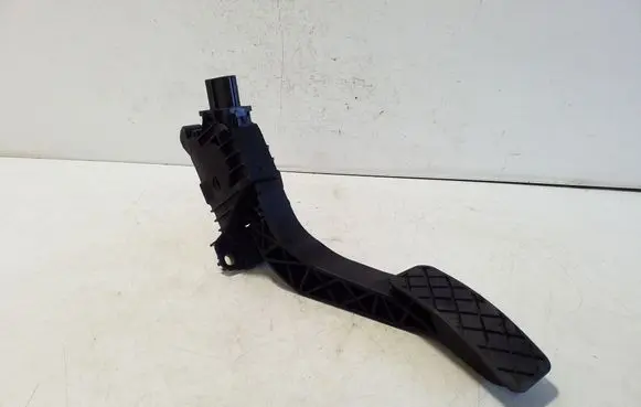 Accelerator throttle pedal