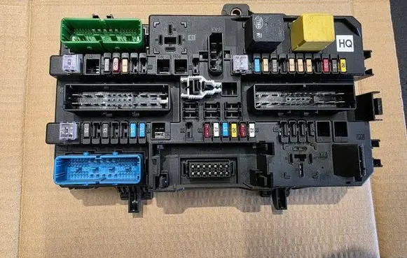 Opel Astra H Fuse module 13220831 5DK00866953