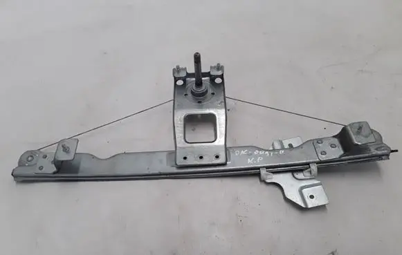 Dacia Duster Front door manual window regulator 8200733826