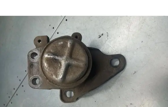 Ford Mondeo Mk III Engine mounting bracket