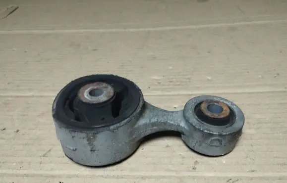 Honda CR-V Engine mount bracket