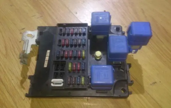 Nissan Almera Fuse box set 1n05j23