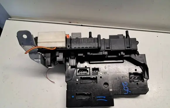 Mercedes-Benz C W204 SAM control unit 2049005601 5DK009225-85
