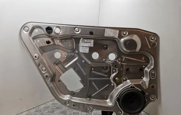 Rear window lifting mechanism without motor