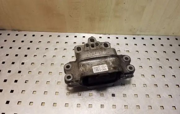 Volkswagen PASSAT B7 Engine mount bracket 1K0199555