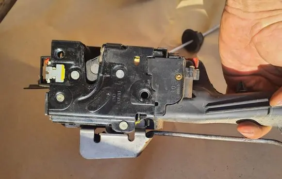Audi A4 S4 B6 8E 8H Front door lock 8e0837350