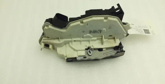 Volkswagen Scirocco Front door lock 5N2837016E