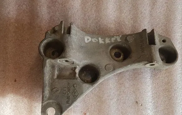 Dacia Dokker Generator/alternator bracket 688307400R