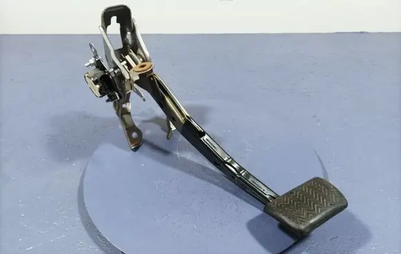 Accelerator throttle pedal