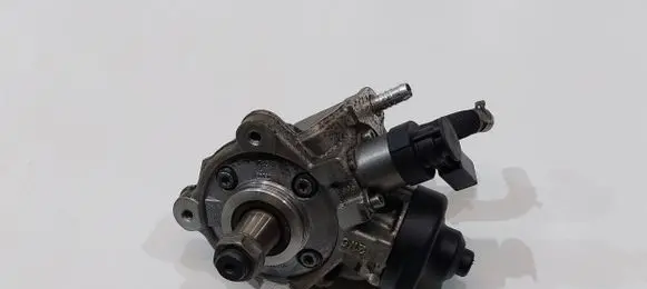 Volkswagen PASSAT B7 Fuel injection high pressure pump 0445010526