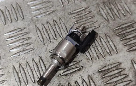 Volvo XC90 Fuel injector 31336653