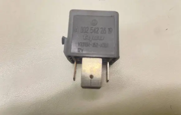 Mercedes-Benz A W169 Other relay A0025422619 V23134J52X361