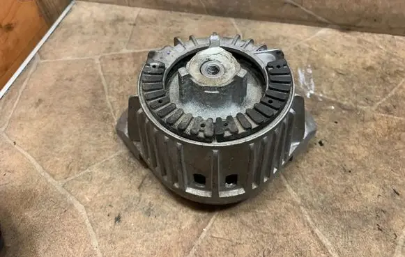 Mercedes-Benz C W204 Engine mount bracket 