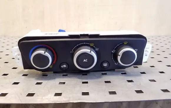 Renault Megane III Climate control unit E1072183A