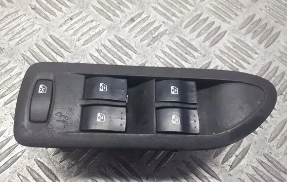 Renault Laguna II Quarter vent window switch 8200397297