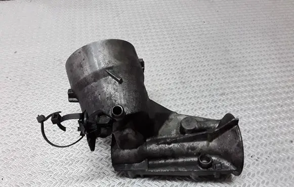Oil filter mounting bracket