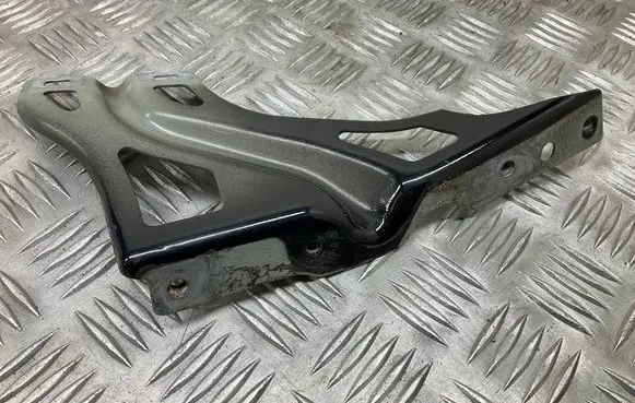 Audi Q3 8U Fender mounting bracket 8U0821135