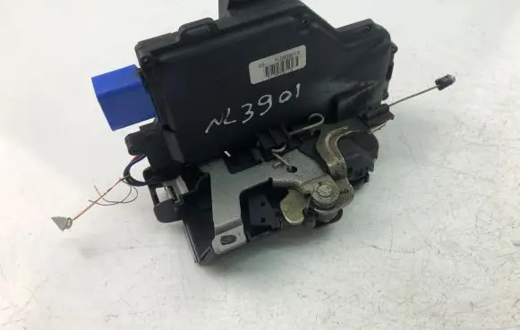 Volkswagen Golf V Rear door lock 7L0839015
