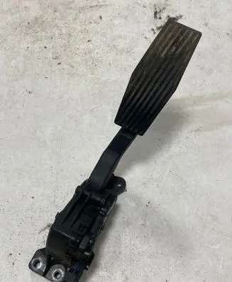 Accelerator throttle pedal