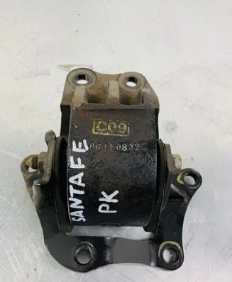 Hyundai Santa Fe Engine mount bracket 06110832