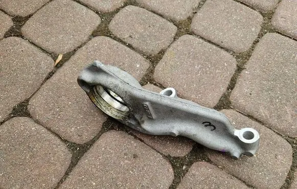 Opel Mokka B Driveshaft support bearing bracket 9801150380