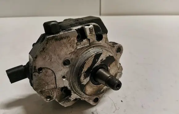 BMW 7 E65 E66 Fuel injection high pressure pump 7798333 0445010146