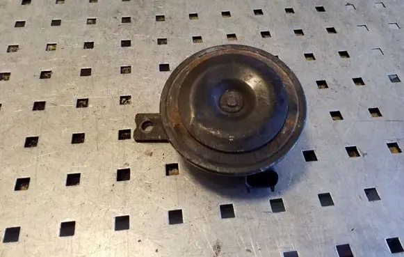 Opel Frontera B Horn signal A28657625