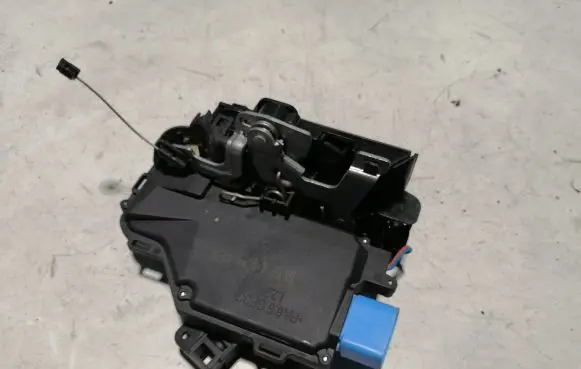 Volkswagen Caddy Front door lock 3D1837015AB