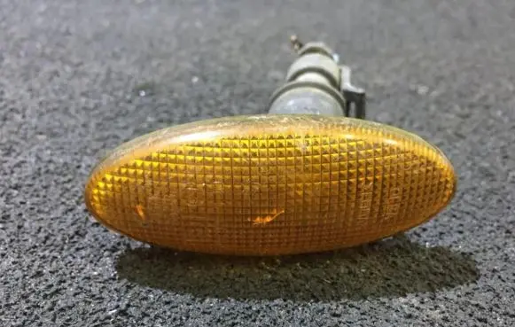 Front fender indicator light