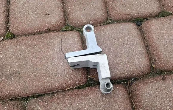 Opel Corsa E Rear door upper hinge 13181937