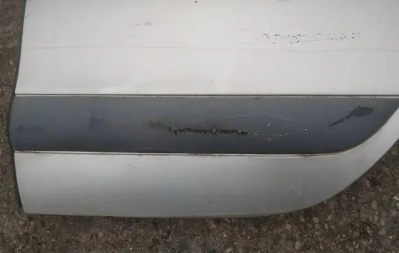 Rear door trim (molding)