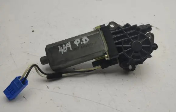 Mercedes-Benz C W203 Seat adjustment motor 820289224 0390203001