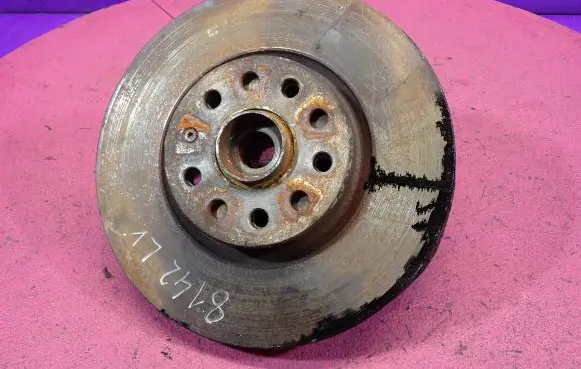 Volkswagen Tiguan Front wheel hub spindle knuckle