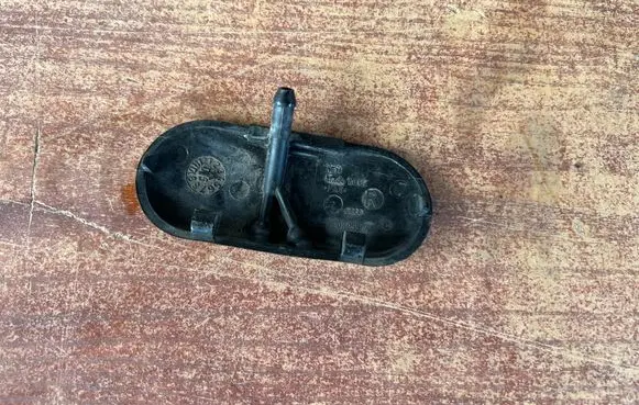 Windshield washer spray nozzle