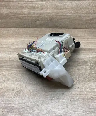 Toyota Avensis T270 Fuse module 8273005170C 154210A27
