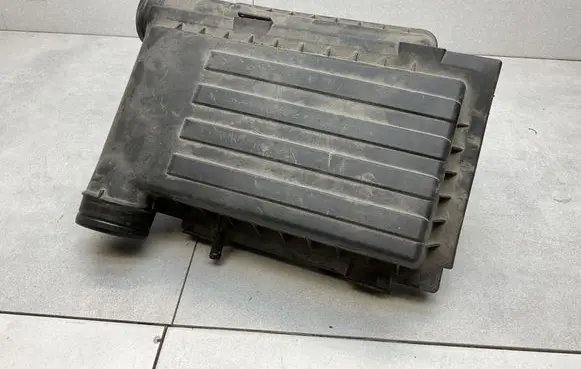 Volkswagen Jetta VI Air filter box 04E129611H