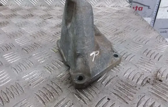 Volkswagen PASSAT B5 Engine mounting bracket 8D0199308D