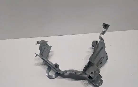 Audi Q8 Fender mounting bracket 4M8821137 FH601S