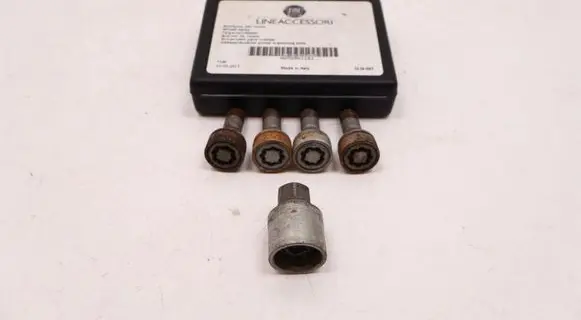Fiat 500X Anti-theft wheel nuts and lock