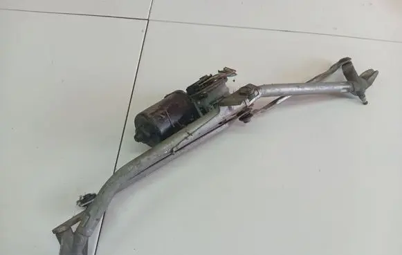 Volkswagen PASSAT B5 Front wiper linkage and motor 1358600