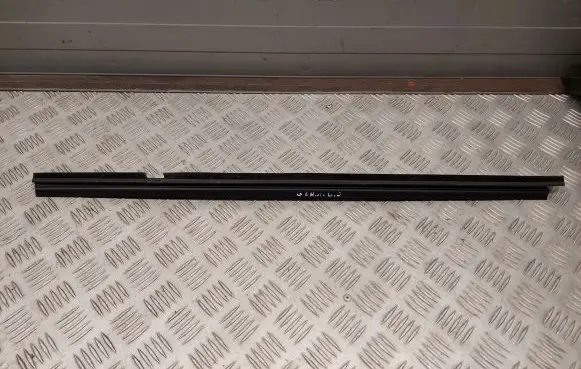 Mercedes-Benz GLA W156 X156 Rubber seal rear door window/glass A1567350565