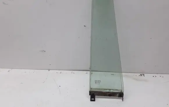 Land Rover Discovery Rear vent window glass 