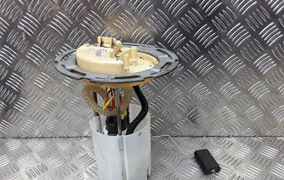Fiat 500L Fuel injection high pressure pump 51887866